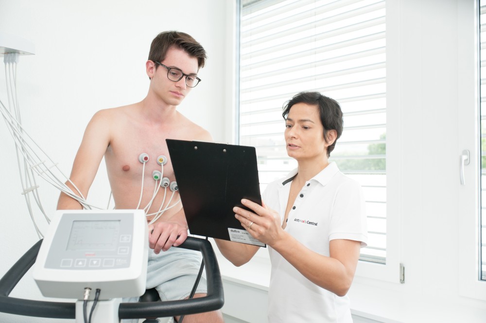 EKG in Ruhe und unter
Belastung (Ergometrie) EKG in Ruhe und unter
Belastung (Ergometrie)